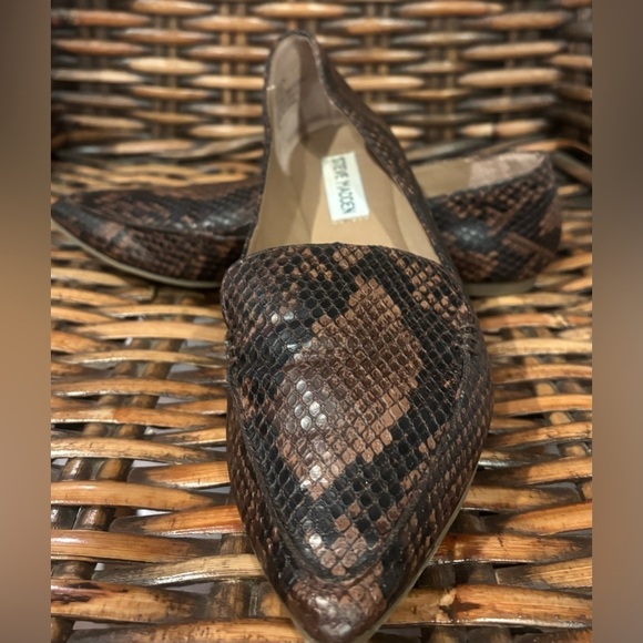 Steve Madden Shoes - Steve Madden Feather Brown Snakeskin Loafers in size 7. Great condition